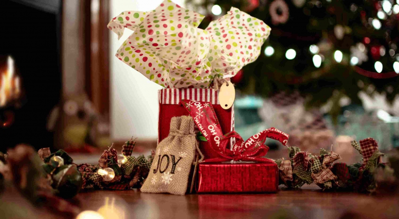 mat with the word holiday gift guide