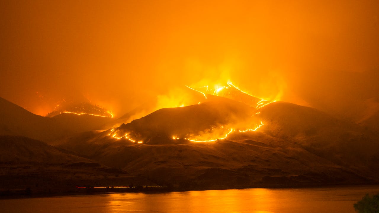 volcano eruption crisis