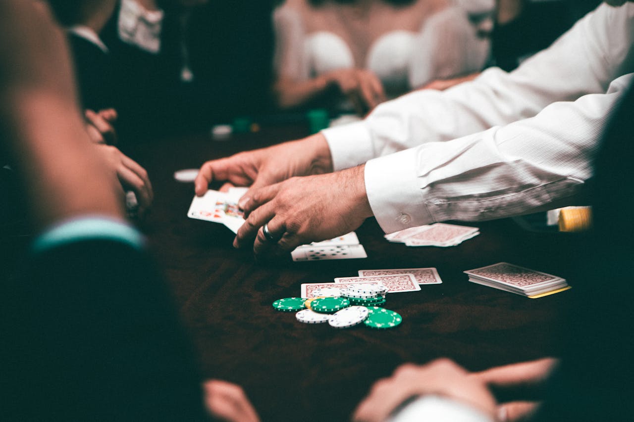 casino-dealer poker